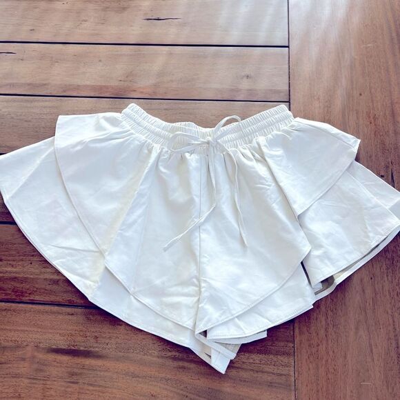 IDEM DITTO tapered Women's White Ruffle Shorts; Size Small NWT! - Picture 2 of 8